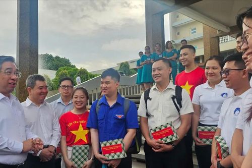 TPHCM tiễn đoàn y tế dân sự đầu tiên ra đảo Trường Sa thực hiện nhiệm vụ chăm sóc sức khỏe