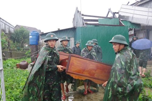 Giúp người dân khắc phục hậu quả lốc xoáy ở Hà Tĩnh