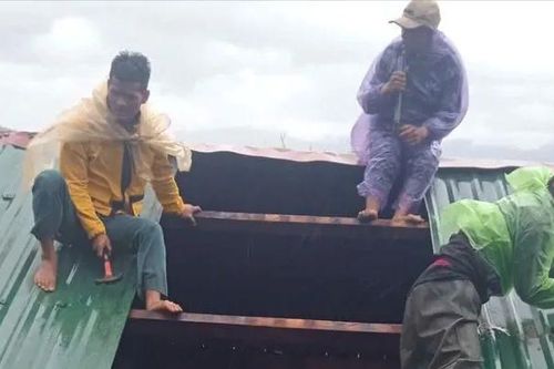 Kon Tum: Hàng chục căn nhà bị hư hại, đường giao thông sạt lở
