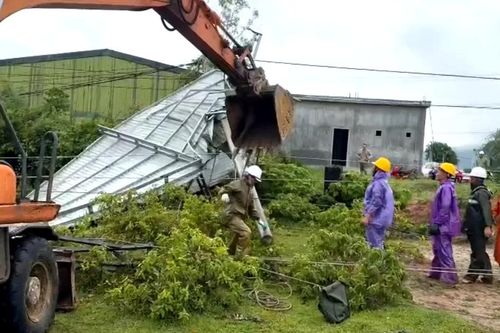 Khẩn trương khắc phục sự cố cột điện bị gãy đổ do ảnh hưởng bão và lốc xoáy
