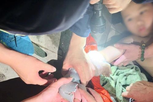 Giải cứu bé trai bị kẹt tay trong ống thoát nước tại bể bơi