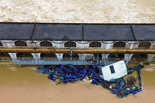 Đà Nẵng: Gần 180 cán bộ, chiến sĩ khẩn trương trục vớt lồng cá mắc kẹt ở đập An Trạch