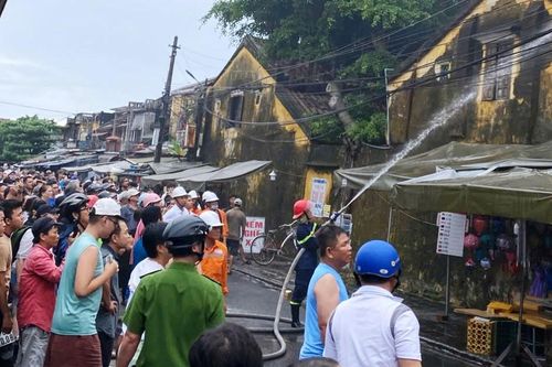 Cửa hàng lưu niệm bốc cháy giữa trưa, phố cổ Hội An náo loạn