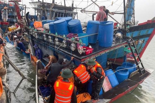 Biên phòng cửa khẩu cảng Thuận An hỗ trợ trục vớt tàu cá gặp nạn