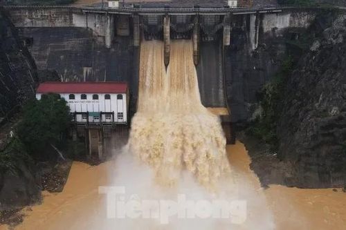 Mưa lớn, nhiều hồ chứa thủy điện Hà Tĩnh đồng loạt xả tràn