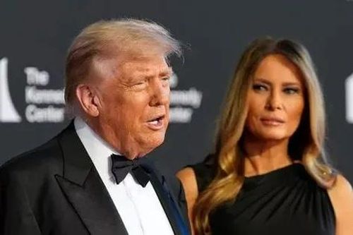 Phớt lờ sự phản đối, ông Trump cùng bà Melania dự thảm đỏ
