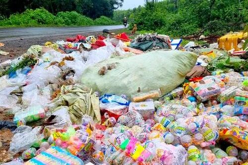 Bánh kẹo, đồ chơi trẻ em bị vứt thành đống dọc đường vắng TP Pleiku
