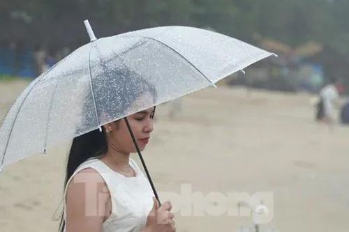 Dành dụm cả năm để đi du lịch Đà Nẵng thì... dính bão