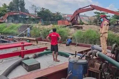 Liên tiếp bắt giữ tàu hút, chở cát lậu ở Vĩnh Long