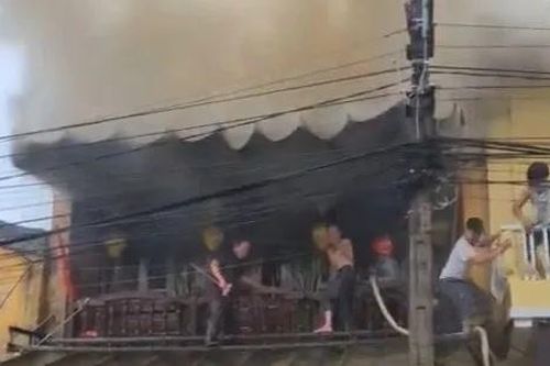 Cháy lớn ở cửa hàng lưu niệm trung tâm phố cổ Hội An