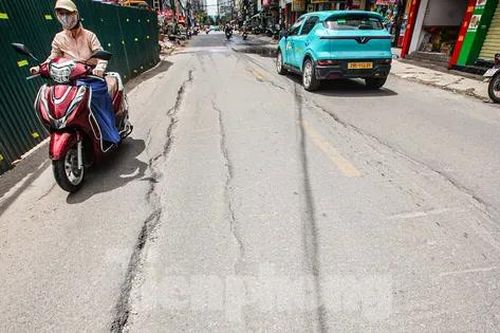 Cận cảnh mặt đường Nguyễn Tuân bị sụt lún, nứt toác
