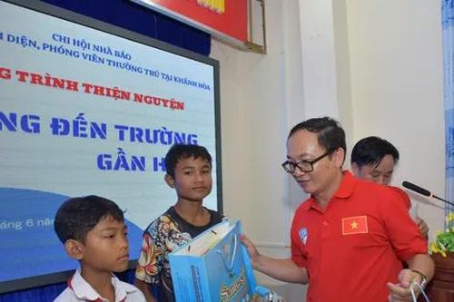Tặng xe đạp cho học sinh miền núi