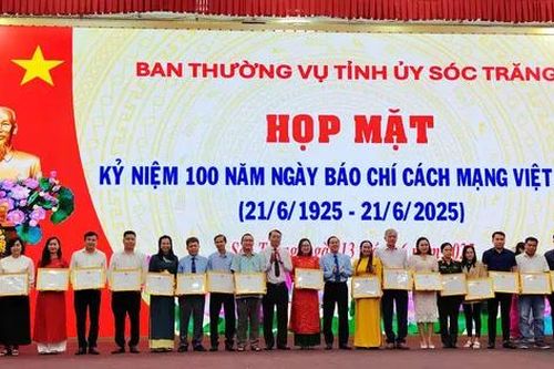 Phóng viên Báo Tiền Phong nhận bằng khen của Chủ tịch tỉnh Sóc Trăng