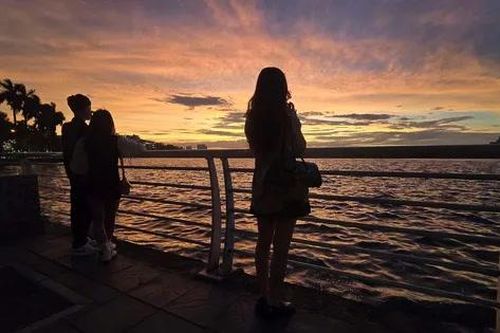 Người Hà Nội mê mẩn check-in hoàng hôn Hồ Tây tuyệt đẹp