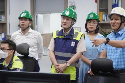 Thành viên HĐTV Petrovietnam Phạm Tuấn Anh kiểm tra hoạt động của NMNĐ Thái Bình 2