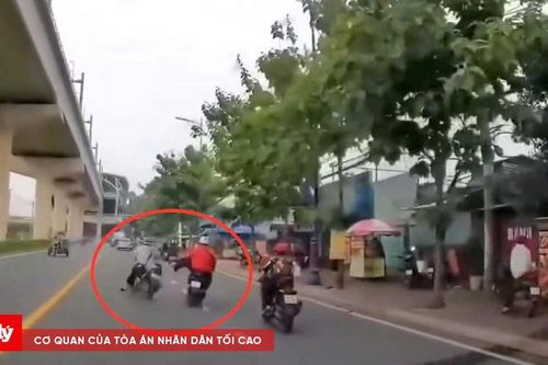 Kẻ dùng chân đạp ngã xe máy trên đường khai gì?
