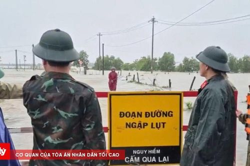 Lật ghe giữa dòng nước lũ ở Huế, 6 người may mắn thoát nạn