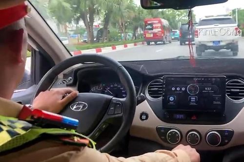 Clip kịch tính bên trong khoang lái của trung tá công an đưa người đột quỵ đi cấp cứu