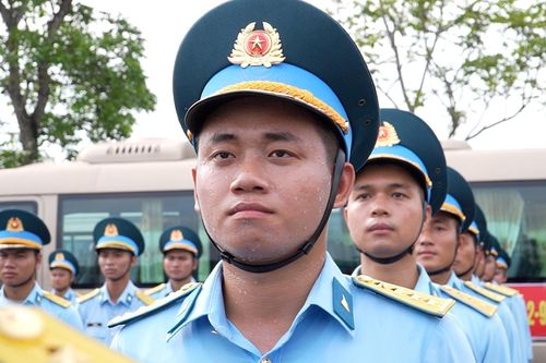 Bộ đội PK-KQ khổ luyện diễu binh, rộp chân với tạ nặng, nắng gắt