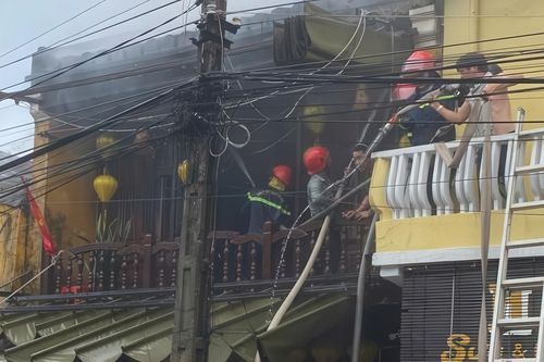 Cháy dữ dội ở cửa hàng lưu niệm giữa phố cổ Hội An