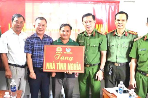 Công an Đắk Nông bàn giao 13 căn nhà tình nghĩa tại 2 xã khó khăn
