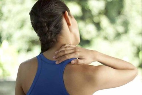 Bác sĩ cảnh báo chấn thương nguy hiểm khi không thể giơ tay chải đầu, với ra sau lưng