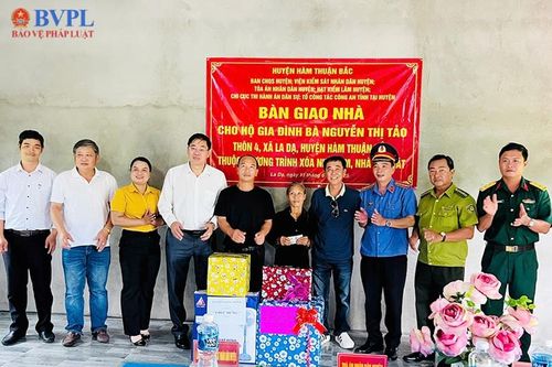 VKSND huyện Hàm Thuận Bắc phối hợp bàn giao nhà cho hộ cận nghèo