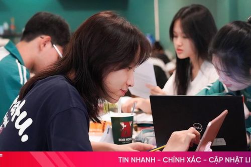 Gen Z Hà Tĩnh ôn thi với công nghệ - Khi YouTube và AI làm 'trợ giảng'