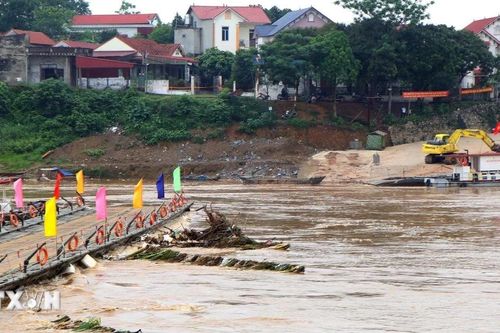 Phú Thọ: Tạm thời vận hành phà quân sự phục vụ người dân qua cầu Phong Châu