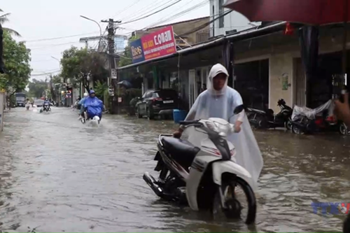 Lũ dâng cao gây ngập lụt nhiều nơi ở thành phố Huế