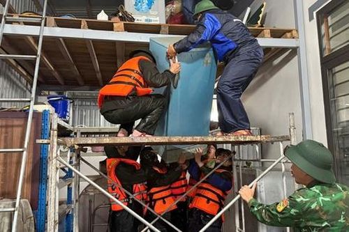 Quảng Trị: Bộ đội Biên phòng hỗ trợ gần 500 người dân di dời tránh mưa lũ