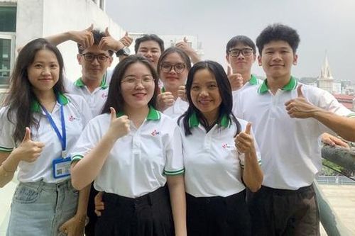Sinh viên trường ĐH Công nghiệp TPHCM 'hô biến' mắt dứa thành bánh kẹo
