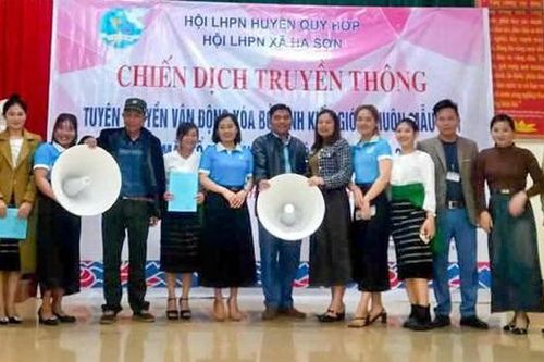 Nỗ lực xóa nghèo thông tin cho phụ nữ dân tộc thiểu số