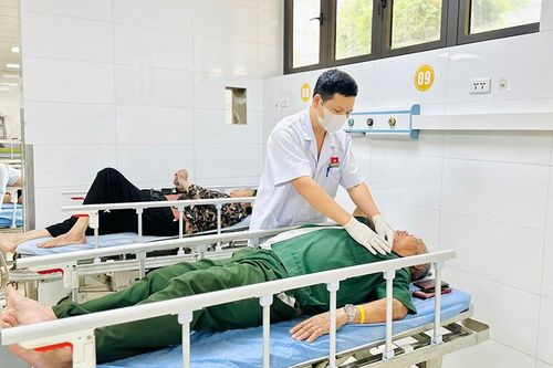 Đẩy mạnh các phong trào thi đua, nâng cao chất lượng khám, chữa bệnh