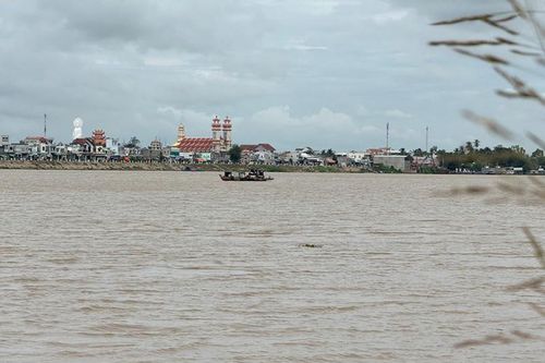 Nước đầu nguồn màu đỏ đục phù sa - báo hiệu mùa nước nổi đang về