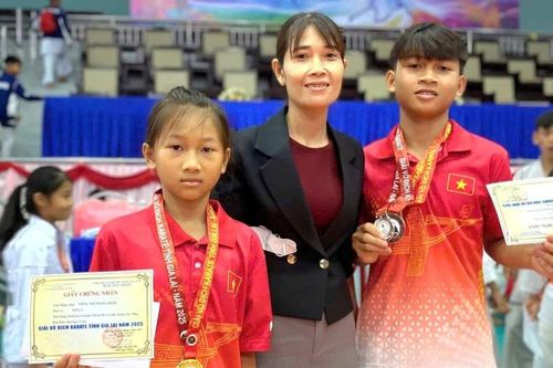 Anh em ruột chinh phục đấu trường Karate