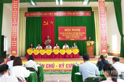 Đồng chí Đoàn Thị Hậu, Phó Bí thư Thường trực Tỉnh ủy, Chủ tịch Hội đồng nhân dân tỉnh tiếp xúc cử tri tại huyện Hữu Lũng