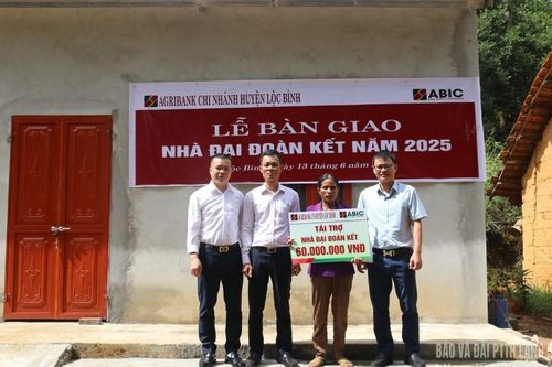 Bàn giao nhà đại đoàn kết cho hộ nghèo tại xã Tú Đoạn, huyện Lộc Bình