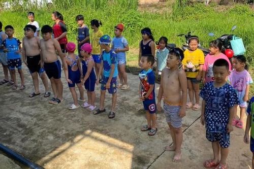 Đức Trọng: Dạy bơi miễn phí cho trẻ em có hoàn cảnh khó khăn