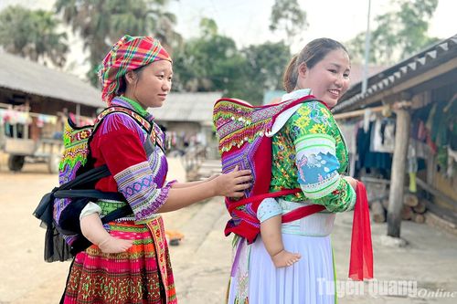 Những mỹ tục độc đáo dành cho con trẻ
