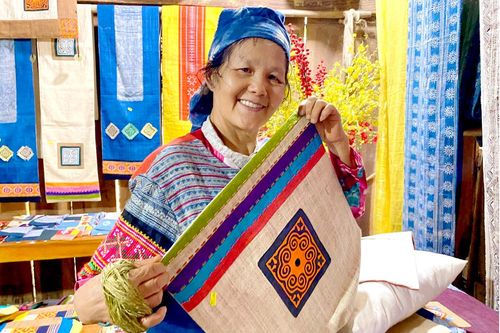 Giữ sắc màu văn hóa để phát triển ở Làng nghề dệt lanh Lùng Tám
