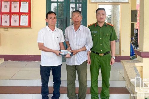 Trả lại gần 5 triệu đồng cho người đánh rơi
