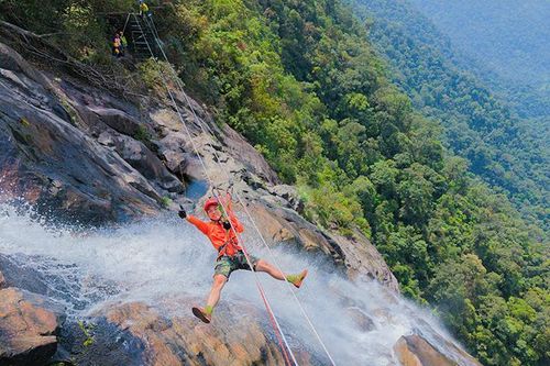 Trượt zipline qua thác Đỗ Quyên