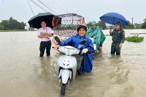 Ứng trực xuyên đêm, bảo đảm an toàn giao thông trong mưa lũ