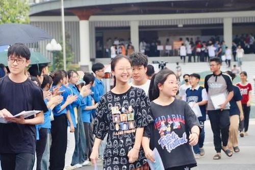 Những người đồng hành thầm lặng phía sau kỳ thi vào lớp 10