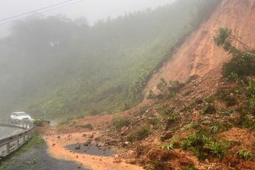 Mưa trắng trời, nhiều tuyến đường ở Quảng Trị, Huế sạt lở, ngập sâu