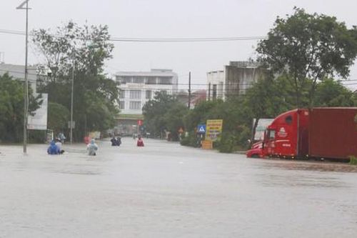 Nước lũ bủa vây ở thị xã Quảng Trị, người dân vất vả lội lụt, di chuyển bằng thuyền