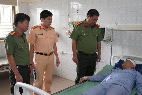 Đại úy công an ở Hòa Bình bị người đi xe máy ngược chiều bỏ chạy tông trọng thương
