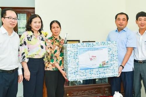 Trường trực Tỉnh ủy Hải Dương thăm một số hộ gia đình thuộc diện xóa nhà tạm, nhà dột nát