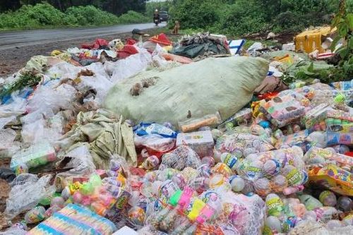 Gia Lai: Phát hiện hàng loạt kẹo, đồ chơi trẻ em vứt dọc đường